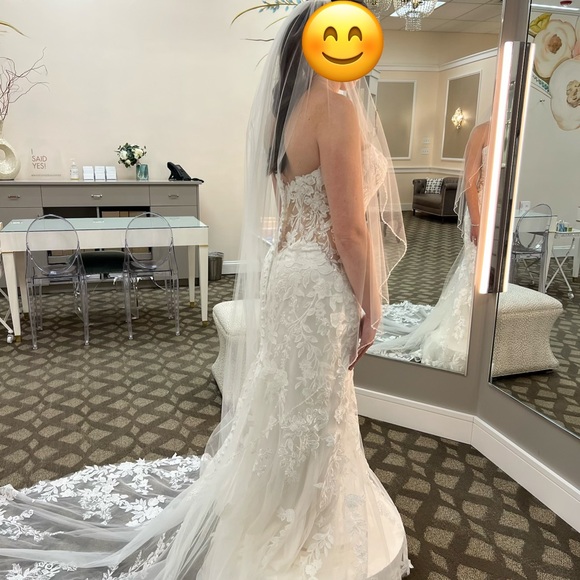 ALLURE A1212 Wedding dress NWT never been altered includes veil - Picture 3 of 14